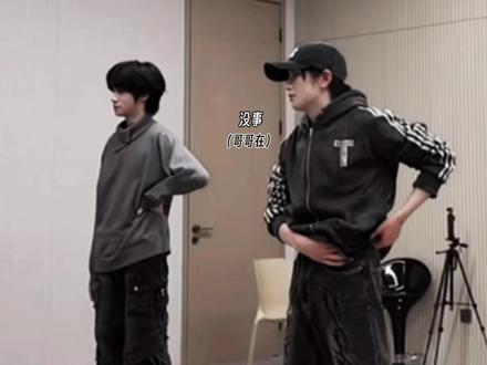 穆祉丞的骑士精神这一说法是基于和王橹杰的故事而诞生的
他的骑士精神从来也只多次主动发生于王橹杰身上
在他还未察觉这份特殊时
生理性的吸引早已为他做出了很多次答案