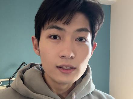 用乐高拼一个方头仔。
今天,我们要用乐高积木拼一个乐高店员送给我们在乐高店上班的朋友,主包有一个朋友在乐高店上班。前段时间,他送了我一个我从来没有见过的一个幻影忍者的金牌,作为回礼,我们要送他一个非常有纪念意义的东西---方头仔
这就是我为他量身定做的方头仔,因为乐高店员的特点是蓝色上衣而且左胸前有一个正方形的乐高标志,我就用2x2的光面砖加上一个乐高贴纸来还原他的衣服,他本人的特点呢就是带着一副眼镜而且头发是稍微短一点的发型,黑色裤子还有一爽灰色的运动鞋,我在旁边加了一块乐高套装的印刷件来代表乐高店员的身份,你们觉得这个礼物怎么样呢?其实方头仔是很容易做moc小人的,因为他的基底都是差不多的,乐高也曾出过一个套装让玩家可以自己DIY方头仔,我觉得特别有意思,你们也可以自己试试。看到这里的朋友对乐高一定都非常感兴趣吧,如果你想看更多的乐高评测和moc可以关注小李同学哦!!
#乐高 #乐高moc #lego #lego乐高 #玩具