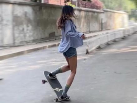 陆地冲浪板转圈圈教学:内转轴转360| 有想看的教学内容留言哦😝
#滑板教学 #陆地冲浪板 #陆地冲浪板教学 #运动女孩的日常 #潮流运动笔记