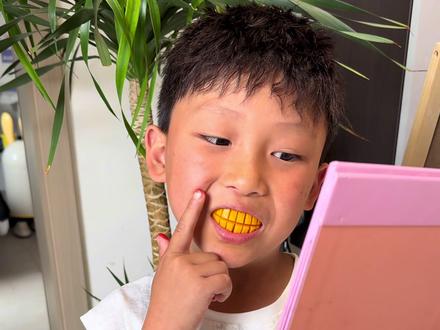 弟弟的大门牙掉了!于是我用芒果给他做了一副大金牙 #已老实求放过 #正确吃芒果的方法 #日常分享 #万万没想到 #满级吃商通关赛 #晒出你的芒果大金牙