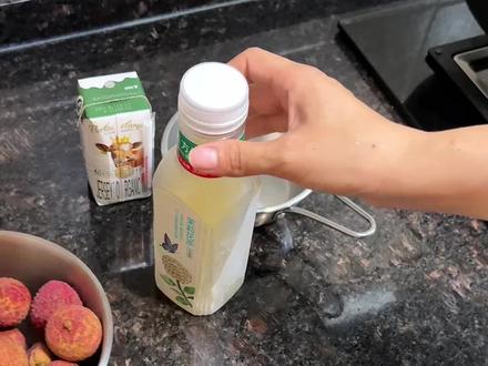 这个夏天一定要喝的荔枝冰奶,荔枝碎碎的果肉和冰奶和夏天的适配度百分百,解腻还解渴#夏日饮品 #荔枝冰奶 #满级吃商通关赛 #夏天就要来杯荔枝冰奶 #水果界有自己的夏日解暑凉拌菜