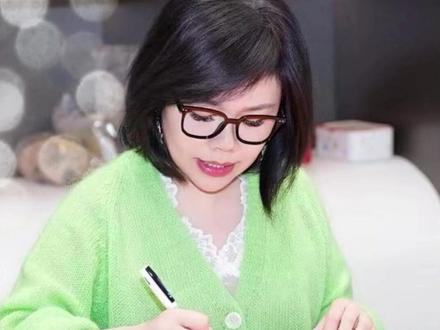 《影响生命的对话》12月22号上市了,亲于签下10000本书,这些书从我的手里传递到读者手里,谢谢每位带这本书回家的人#陈艺新