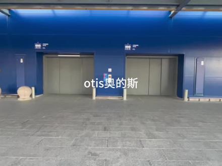 青岛宜家家居的停车场货梯(右梯)