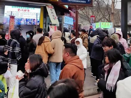 真心劝退!外地游客可别再来小南门早市了! 大年初十一,路过“大名鼎鼎的”小南门,就想着顺道吃个早饭,凑个热闹
万万没想到,人多到离谱,基本每个早餐档口都在排长队
大部分早餐卖的都是 肘子肉夹馍,驴肉火烧,茉莉豆浆,还有各种“胖子甑糕”
离大谱!啥时候西安人的早餐开始吃这些了???
真心劝退外地游客们
随便找个酒店的附近的早餐铺子都比这正宗
或者去李家村秋林,洒金桥,甚至去永兴坊吃早餐真的都比这强
真的不忍心看着外地游客慕名而来,失望而归
是有一说一,小南门早市菜市场还是传统的便民菜市场,水果、蔬菜、豆制品,肉类价格都很实在,基本都是本地人光顾
但是要吃早餐的话 就别来啦!
#西安旅游攻略 #西安美食 #西安早市 #避雷 #小南门早市