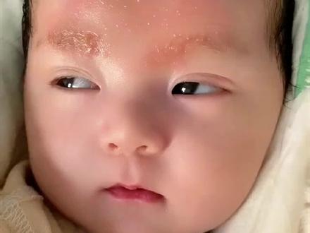 #创作灵感 #人类幼崽 刚出生的小宝宝,充满好奇东张西望