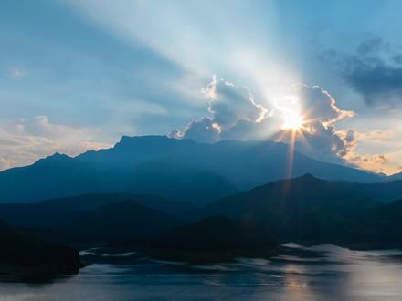 与自然重逢,和旷野相拥。去感受风,走进山野,走向自己。
#瓦屋山景区