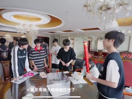 他明明向你们询问了三次 为什么没有一个人理他呢 李煜东我心疼你的无措#李煜东