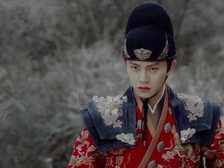 《八府巡按》已完整版内容.今天修改锦衣卫的大场面的戏份,已完成…
《八府巡按》:大明风云中,正义的热血传奇…
在明朝嘉靖年间那个风云变幻的时代,朝堂被严嵩一党搅得乌烟瘴气,江南之地更是在贪官的肆虐下民不聊生。就在这黑暗时刻,一位英雄挺身而出,他就是八府巡按林正风!电影《八府巡按》将带你走进这段扣人心弦的传奇故事。
林正风,出身贫寒却刚正不阿,带着整顿江南吏治的使命踏上征途。初入江南,他便遭遇以知府钱德贵为首的贪官们的重重阻挠,调查线索屡屡中断,证人离奇失踪或改口,贿赂更是如潮水般涌来。但林正风不为所动,在困境中,他结识了嫉恶如仇的江湖义士柳如风及其妹妹柳如烟,他们携手并肩,共同对抗恶势力。
随着调查的深入,林正风发现钱德贵背后竟牵扯到严嵩的侄子严世昌,案件愈发错综复杂。他们在追寻真相的道路上危机四伏,多次遭遇暗杀,陷入绝境。然而,林正风的妻子苏瑶琴关键时刻搬来京城援兵,助他化险为夷。为了获取关键证据,柳如烟更是冒险扮成丫鬟混入钱府,凭借机智勇敢套出重要线索。
在一场惊心动魄的勇闯钱府行动中,林正风等人与钱德贵展开激烈搏斗,就在命悬一线之际,神秘黑衣人首领苏婉儿带领手下从天而降,原来她一直在暗中收集证据为父报仇,此次出手相助,让林正风成功抓住钱德贵。
回到京城,林正风在金銮殿上向皇帝详细奏明江南吏治腐败情况,呈上铁证,成功扳倒钱德贵等贪官污吏,并趁机弹劾严嵩。尽管朝堂上争论不休,严嵩极力辩驳,但在林正风确凿的证据面前,皇帝最终做出裁决,严惩奸佞。
林正风升任都察院左都御史后,继续与京城的腐败势力展开斗争。他遭遇贪官散布谣言诋毁,却毫不退缩,与苏婉儿、柳如风等人一起查明真相,将幕后黑手赵德荣绳之以法。之后,他又发现神秘组织与走私、非法贸易有关,经过精心策划,成功将其成员一网打尽。
电影《八府巡按》不仅有紧张刺激的正邪对抗,还有感人至深的亲情、友情与爱情。林正风与苏瑶琴伉俪情深,相互扶持;与柳如风等人志同道合,并肩作战。影片深刻揭示了封建官场的黑暗腐朽,展现了小人物为正义挺身而出的伟大力量。
快来一同走进《八府巡按》的世界,感受正义的力量,见证一场热血沸腾的传奇!