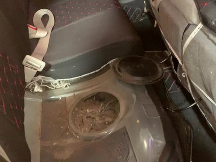 雪铁龙世嘉更换汽油滤芯,外置的在油箱的上部需要拆右后排座椅才可以更换,看看多脏吧!#汽车维修养护 #修车人的日常 #修车那点事 #汽修人 #我是修理工