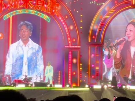 海来阿木演唱会翻车,🤭和我们哈尔滨美女合唱#音乐现场 听海来阿木的歌,开心的时候听的是旋律,难过的时候听的是故事。#海来阿木 #分币不掏 #海来阿木哈尔滨演唱会