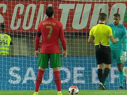 “当桑托斯无牌可打时,他手中的王牌早已扔到了场上。”#C罗