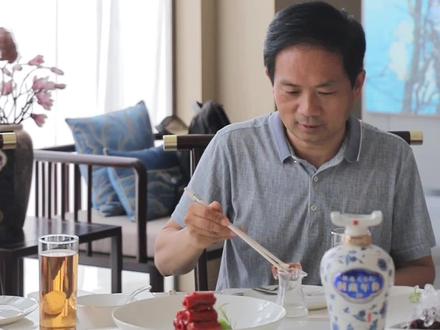 敬酒时,到底应该站在对方的左侧还是右侧,你真的确定吗?#酒桌礼仪 #酒文化 #敬酒
