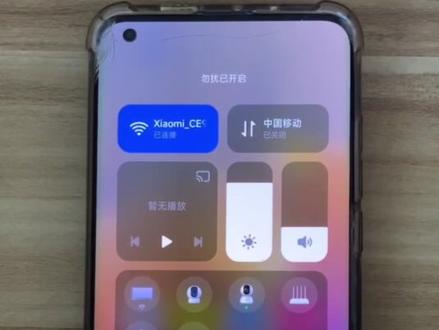 我爸说手机一直不响,让我看一眼,原来是这个开关 我爸说手机收不到来电,我让他拉下菜单,一看月亮图标亮着——勿扰模式。点一下就好了,人在公司也能帮上忙。
#爸妈手机 #手机使用技巧 #帮爸爸 #适老化 #手机小问题