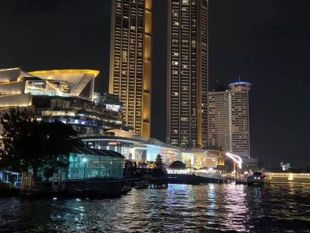 一起来欣赏曼谷湄南河的夜景吧,在观光邮轮上同时享受徐徐微风、美酒佳肴和绝美夜景。#总要去一次泰国吧 #最美夜景🌃 #领略异国风情 #湄南河游船