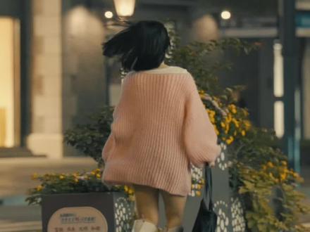 “可以随时打扰的人,这一生有一个就够了。别人再好与我无关,你再不好我都喜欢很喜欢的一句话,我很忙,但只要是你,我都有空……”#情感 #文案 #治愈语录