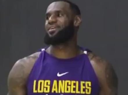 缘分呐!从死对头变成队友!NBA这圈子也太小了! #詹姆斯 和史蒂芬森从吹气对手变湖人队友!#科比 和巴恩斯变成了挚友!#威少 和贝弗利在湖人同样变成队友!#nba赛场 缘分太奇妙了!
