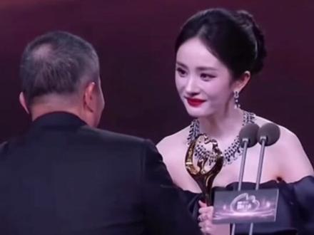 #微博之夜名场面 #微博之夜 #肖战座位图 #肖战骨子里的教养#肖战处理突发事件能力
曹国伟当众用脚碰杨幂裙子时,尴尬已经拉满了。杨幂瞬间僵在原地。那不是害羞,是身体被陌生触感触发后的本能冻结。全场空气停了三秒。然后肖战手一伸。他手腕一抬,不是去拉杨幂,而是稳稳地引向曹国伟的胳膊。带着笑,虚扶了一把,把主持人自然地带向中间。向左一步,填平了那条由失礼划出的鸿沟。顶级情商不是救场,是覆盖。他没指责谁,没安慰谁,只是用一套动作把所有人拉回正确位置。场面规矩被他一人重设。你看到的不是绅士风度,是一个人对现场权力结构的瞬间改写。事后全网夸他体面。但体面背后是另一种强硬:当“冒犯”发生时,最顶级的应对不是回击,而是重新定义规则。肖战那一步,踩掉的是整个不当行为的叙事空间。所谓高情商,非对抗,是重建。化解,是覆盖。体面,是强者才有的选择。大家不要羡慕肖战了,我们无法成为他。仅仅一个条件我们就无法达到,那就是他骨子里自带的教养。不知道大家有没有发现,在微博之夜上,肖战领奖走下台的时候,突然伸手去拖了一下。我反复看才发现原来是花束上面有水,肖战为了不让水滴下来,所以才用自己的手去接住。看到有网友说,如果是自己的话,可能会下意识的拿开,毕竟身上穿的衣服还挺贵的。可是肖战并没有,因为他知道地板本来就滑,如果再有水滴的话,那就很容易摔倒。不得不说,对于肖战的喜爱真的是始于颜值,忠于人品。 话说你最喜欢肖战哪一点呢?