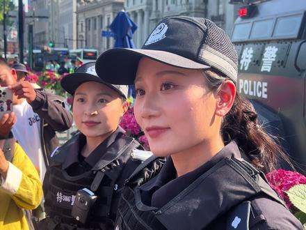 #五一假期 #上海 #外滩 #路人视角 #警察
五一假期外滩偶遇特警钱雪颖警官和上海女狙神贺际评警官~妥妥的安全感拉满!!