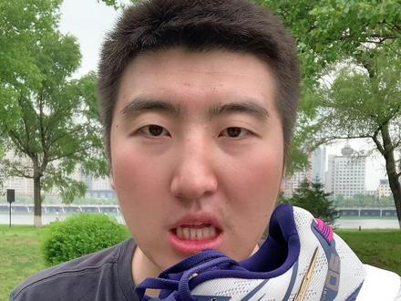 索康尼胜利20 Vs
亚瑟士Nimbus25#哎呦喂你鞋真好看 #跑鞋推荐 #对比测评 #亚瑟士 #索康尼