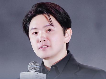 追觅CEO俞浩:
钱不够就靠认知
追觅造车主体公司232万元股权被冻结
5月15日,天眼查APP显示,追觅科技创始人俞浩实控的星空计划(上海)汽车科技有限责任公司(下称“星空计划汽车公司”)近日新增一则股权冻结信息,股权数额约为232.25万元,股权所在企业为上海星空计划进出口贸易有限责任公司,执行法院为上海市浦东新区人民法院,冻结起止日期为2026年5月7日至2029年5月6日。
天眼查APP显示,星空计划汽车公司成立于2025年1月8日,注册资本为10亿元,法定代表人和董事长为马俊野,经营范围包括玩具、动漫及游艺用品销售;汽车销售;新能源汽车整车销售;汽车零配件批发等。
星空计划汽车公司由星空计划(上海)汽车有限责任公司100%持股,实际控制人为俞浩,其总持股比例为96.652%。(来源:澎湃新闻 编辑:尚骏翼)