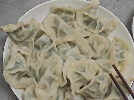 东北吃饺子 前两天看徐志胜李雪琴就吃饺子产生激烈的讨论,饺子在东北的地位高于海鲜螃蟹,那是神一般的食物,逢年过节比出席的就是饺子,别的菜可以没有,饺子必须有,至于怎么吃我觉得各有各的吃法吃的开心就行#吃饺子 #东北吃饺子 #饺子 #感谢抖音 #五一劳动节