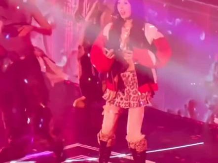 视频来自于微博
暮暮就水灵灵的出来了#虞书欣生日会