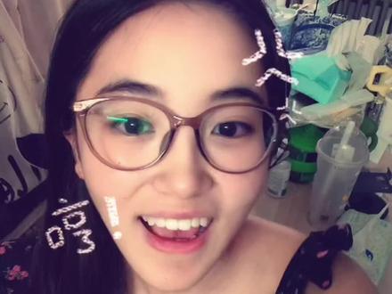 高考的最后十五分钟你都在想些什么 看到很多人讨论这个话题,总想抓住这个热点,也分享一些感受
但当我真正坐在宿舍里开始回忆思考时,好像什么也没有
那十五分钟没有给我留下一星半点的记忆
也许仅仅是寻常的十五分钟吧
它转瞬流逝,然后一纸答卷收笔
于是我普普通通的高中生涯,
也就正式画上句号。
#高考 #高考回忆 #女大学生