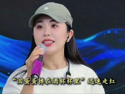 #满仓大陕北 从乡间文艺汇演崭露头角到成为千万曝光的民歌网红,满仓在流量诱惑与创作初心的拉扯中选择清零重启,最终以乡土本真姿态让传统陕北民歌收获大批年轻受众青睐 #陕北民歌 #满仓 #索图 #陕北民歌