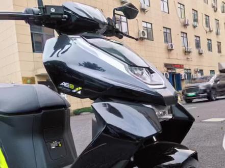 提新车,春风子品牌,极核ae8低配,17999,起步没力中段不错,车相当好骑,压弯没试, 亮点是5000中置 峰值12.5kw#九号真智能 #小牛 #踏板车 #电摩