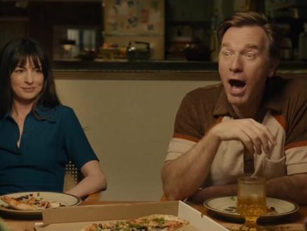 安妮·海瑟薇、伊万·麦克格雷格主演惊悚新片《逃出绝命街》(暂定中文片名,此前叫“鲜花谷街”→“橡树街的尽头”)首曝预告,“咱们这条街,穿越了。”一场神秘雷暴过后,某个小区“乾坤大挪移”,一户人家被恐龙追着满地跑……
大卫·罗伯特·米切尔(《它在身后》)自编自导,并与J·J·艾布拉姆斯等制片,今年8.14北美上映。
以IMAX摄像机拍摄,也计划在全球IMAX院线上映。海瑟薇和麦克格雷格饰一对夫妻,克里斯蒂安·康佛瑞(《鹿角男孩》)和梅西·斯黛拉(《我的老屁友》)饰演两人的儿女。平凡小镇的宁静被各种奇异事件打破,一场雷暴之后,恐龙竟然出现在小镇街区,安妮·海瑟薇和伊万·麦克格雷饰演的夫妻只能带着孩子开始极限逃生……
#安妮海瑟薇 #伊万麦克格雷格 #奇幻片 #逃出绝命街 #橡树街的尽头