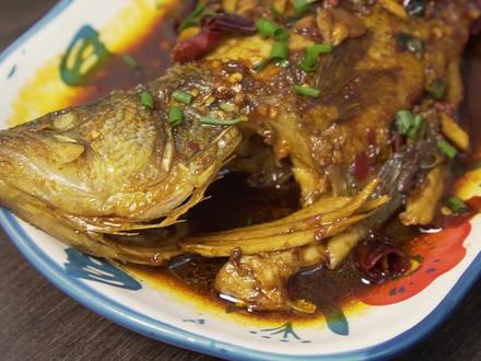 ✨妍姐中餐厅同款红烧鱼🔥厨房小白轻松做好!看综艺再也不馋哭 😋看《中餐厅》馋到不行?妍姐的红烧鱼吃不到?别急!今天教你复刻同款美味,鱼肉鲜嫩无腥味,汤汁浓郁巨下饭‼️关键还附赠「煎鱼不破皮」的终极秘诀,厨房小白也能轻松驾驭~
**【内容概要】**
🔪从处理鱼的隐藏腥味源(黑膜、粘液)开始讲解;
🍳「热锅滑油+拍粉定型」技巧,保证鱼肉完整;
🥘秘制酱汁配方+淋汁手法,让鱼肉每一口都入味;
🍚最后还有隐藏吃法——冷藏成「鱼冻」,配粥一绝❗
**【CTA】**
1️⃣ 点赞收藏🌟下次做菜不迷路~
2️⃣ 评论区告诉我👉你最喜欢哪一步?或者下期想学什么菜?
3️⃣ 分享给身边爱吃鱼的吃货朋友👫一起解锁美味新技能!
#复刻中餐厅同款美食 #红烧鱼 #美食教程 #来吃鱼