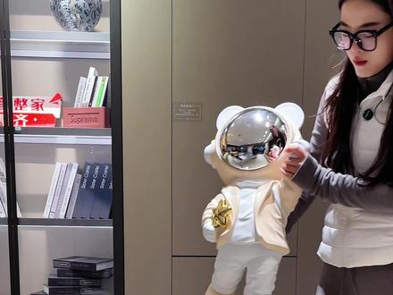 给家都里添点趣味!!! 🎀乔迁第一件摆件|K歌小爱音箱暴力熊!
K歌小爱音箱暴力熊摆件把氛围感带回家🏠都合吧谁懂!
这只暴力熊一摆,客厅直接封神蓝白颜色透着轻奢高级感
摆件还有k歌音响、蓝牙音响、小爱音箱、多功能时钟、月球灯、存钱罐功能
K歌音箱赠送两个麦克风,过年在家实现K歌自由,让整个小家都充满欢声笑语!
蓝牙音响音质超级的好看,可以变放音乐边唱歌
小爱音箱可连接家里的智能家居,还可以跟它智能语音对话。
多功能时钟显示湿度、温度、时间,还可以定闹钟。
月球灯有16种颜色的灯光,氛围感满满,拍一拍它切换颜色。
存钱罐超级的大,整个暴力熊的身体都是存钱罐。
拿来送朋友倍有面,朋友拿到了一定会超级的喜欢的~#氛围感#家居摆件 #装饰摆件 #家居好物#家的样子