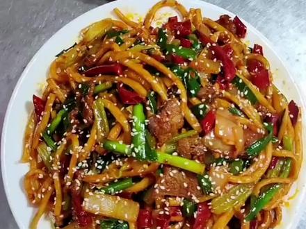 #上热门 #艾力努尔健康美食挑战 @新疆艾力努尔农业科技开发有限公司 #新疆美食 #美食 #我是美食创作者 @抖音小助手 @抖音热点 干煸炒面做法
