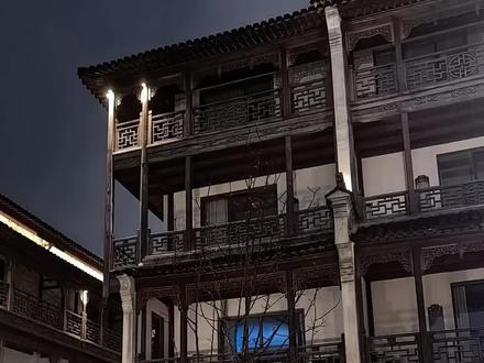 云旗就是在这里给大家直播的~(我不是SS,我提前一天在他入住前去拍的,并且还带着郝熠然的小卡,纯粹为了他们错位时空在一起走花路)