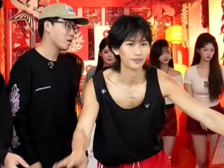 被垃圾袋单杀#陈泽#斩虎#花小龙#陈伯 #龙王年货节@花小龙 27号下午18点年货专场收官