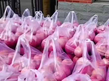 淄博苹果哥突然爆火,本人回应:我没当过兵 当时只是随口回答,请大家见谅。网友:“你没当过兵 但你的苹果当过”