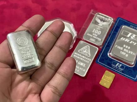 白银如期迎来调整你慌了吗? 白银终于迎来下降调整,你慌了吗?现在该不该止盈呢?相信看完视频你会有自己的判断。
本周以来,美联储降息及其对美国经济的积极展望提振了市场情绪,推动全球股市攀升高位。然而,甲骨文与博通最新财报表现不及预期,以及甲骨文部分数据中心推迟竣工的消息,再度引发市场对人工智能领域估值过热的担忧,导致科技股板块普遍承压。
随着美股跌幅扩大,贵金属涨势不再,黄金盘中转跌,近几日连创历史新高的白银跳水,可以说此次白银下跌与美股大跌对资金造成的恐慌有关。
再来说一下本周白银大涨的推动因素:1. 现货供应紧张推动; 2. 受美联储货币政策预期和美元走弱影响;3. 金银比,当前金银比72远远高于历史平均值,说明白银还有很大的补涨空间。
从技术上看,白银当前下跌属于正常的技术调整,主要是最近上涨过多,需要盘整巩固当前支撑点,洗出不坚定投资者,以便为进一步上攻做好准备。
从大的方向上,依然看好明年的黄金白银投资价值,渣打银行预计:黄金价格将于2026年再创新高。至于中途的调整则是我们逐步获取筹码的机会,但切记一把梭哈,分批才是分散风险的有利方式。
黄金在2026年上涨的主要推动因素可总结为:
美元持续走弱:美元指数连续多周下跌,使美元计价的黄金对全球投资者更具吸引力,刺激国际需求。
投资需求提升:包括养老金、ETF等机构资金加大对黄金配置,散户投资者因避险和资产配置需求也在增加。
货币政策转向预期:市场普遍预计美联储降息或维持宽松政策,推动资金流入贵金属市场,对黄金形成有力支撑。
宏观经济和地缘风险:全球经济不确定性、通胀预期和地缘政治紧张局势,提升了黄金的避险和保值属性。
结构性资金流入:如养老金和大型资金管理机构允许投资黄金及相关ETF,带来大量新资金,支撑金价。
技术面和市场情绪:黄金价格屡创新高,技术分析得到验证,吸引更多资金跟随,形成正反馈。
综上,美元弱势、全球投资需求扩大、宏观风险、货币政策预期和结构性资金流入等多重因素共同推动了2026年黄金价格持续上涨。(Generated by Ace AI using gpt-4.1)
#2026年黄金 #白银下跌 #白银投资