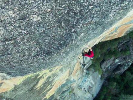 徒手攀岩 生死挑战 亚历克斯·霍诺德 徒手攀岩 生死挑战 (完整版)
徒手攀岩,没有任何保护措施,这是一项赌命的运动,这是最追求完美的运动,每一处扣住的手点,每一个踏上去的脚点都能决定生死,这是挑战人类心理与体能极限的壮举,即便无数在徒手攀岩领域里的先驱葬身于此,仍有人前仆后继的投入其中,他们近乎疯狂的追求着那份挑战极限所带来的成就感,而影片中的主人公便是徒手攀岩界最负盛名的传奇人物,美国攀岩大师,亚历克斯·霍诺德(Alex·Honnold),这部徒手攀岩的纪录片便是记录了这位传奇人物,徒手攀登世界上最大的花岗岩巨型独石,高约975米的美国约塞米蒂国家公园酋长岩的整个过程,这是前无古人的壮举,影片获得奥斯卡最佳纪录片奖项。#徒手攀岩 #亚历克斯霍诺德 #影视解说