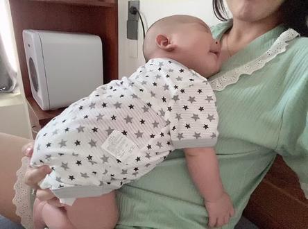 #新生儿 睡觉不踏实?落地响?不愿自己趴睡可以像这样趴在妈妈胸口.缓解#肠胀气 睡的也安稳.也好放下#育儿分享