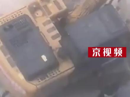 挖掘机突然失控自己转圈!司机多次冲上去想停下它,看到最后真捏一把汗!