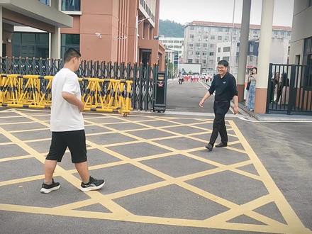“快看!高考692分的理科状元李庆章成同学回博雅母校来啦!!!”在去北京前夕,李庆章成同学回到了博雅学校,来看望曾经帮助过他的后婧兰董事长(李同学亲昵称为后奶奶)以及老师们!#石首市博雅学校 #高考状元 #考试周进入脉动状态 #校园 #校园故事