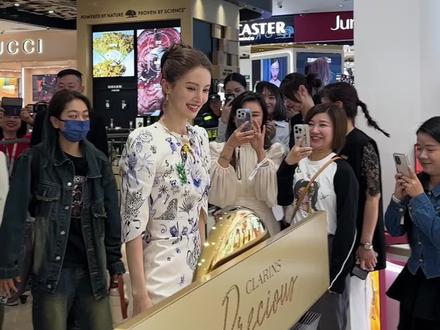 近距离见到金晨了,震撼于女明星的美貌 简直像个毫无瑕疵的洋娃娃
#金晨发牌 #金晨身材