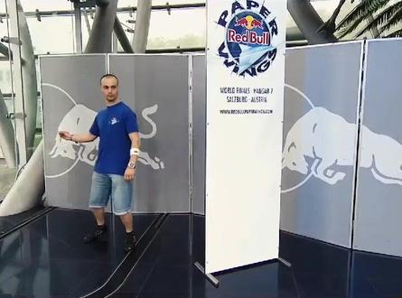 2015红牛纸飞机大赛飞的最远的世界冠军纸飞机超级标枪,戳气球爽爆了!#纸飞机 #我要上热门 @DOU+小助手