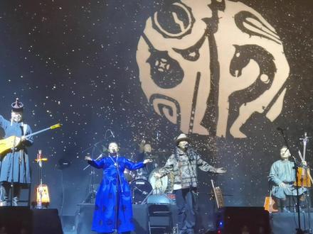 #现场版live #音乐现场live #安达组合专场音乐会 @安达组合-赛汗尼亚 赛姐好美,唱歌、口弦,马头琴都太棒了,好有魅力,声音也很特别。✌😘#乐队现场
