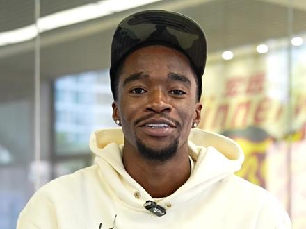 你的🧋保暖送达!欢迎艾德蒙·萨姆纳加盟广东宏远!
艾德蒙·萨姆纳,1995年12月31日出生于美国,身高193cm,司职后卫。拥有良好的身体素质、速度和冲击力,具有较强的持球单打和篮下终结能力。在防守端,具备较为敏锐的预判能力,擅长利用抢断获得转换进攻机会,快速推进反击。
萨姆纳在2017年NBA选秀第二轮总第52顺位被新奥尔良鹈鹕队选中,后被交易至印第安纳步行者队,NBA生涯先后效力于步行者和篮网队。萨姆纳曾代表步行者队征战4个赛季,2018-19赛季,他在步行者与老鹰队的比赛中替补登场得到22分,刷新个人NBA职业生涯单场得分纪录。2020-21赛季,萨姆纳作为步行者队的替补后卫,常规赛场均出战16.2分钟得到7.5分,是球队第二阵容的重要火力点。2022-23赛季,萨姆纳在篮网对阵奇才的比赛中砍下29分3助攻1抢断,创造个人赛季得分新高。
上赛季,萨姆纳登陆CBA联赛,代表四川男篮出战26场常规赛,以场均36分高居联盟所有球员之首,其中6场得分超过45分,更连续2场打开50分大关,是CBA联盟中颇具杀伤力的超级得分手之一。同时,还可贡献6.6篮板6.8助攻2.1抢断。2025年1月,萨姆纳入选CBA全明星北区替补阵容。
新赛季即将拉开战幕,欢迎萨姆纳加入华南虎大家庭!希望他的到来能够进一步丰富球队多核驱动的战术体系,并以其强大的硬解能力和组织串联为球队赋能,帮助球队在新赛季向着更高目标发起冲击!
#广东宏远#萨姆纳#萨姆纳加盟广东宏远