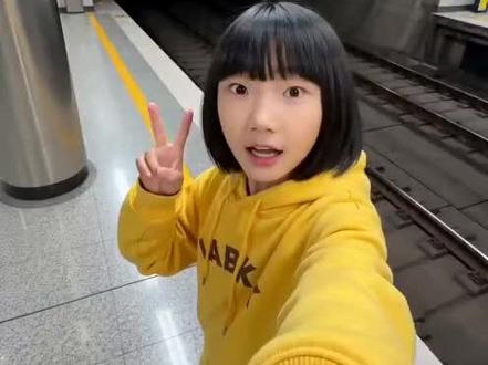 姐妹们,小黄鸭主题列车来了!视频由即梦seedance2.0制作#即梦AI #AI分身戏精大赛 #我的AI分身杀疯了#小黄鸭#地铁 主题列车 水果主题列车 玩具主题列车 美食主题列车