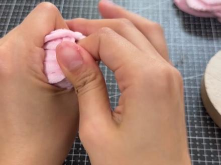 来个教程给我的朋友们
#扭扭棒 #手工教程 #仙子之吻 #手工花制作 #原创手工