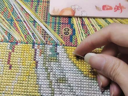 #请给手艺人一个关注双击支持 #挂线绣教程 挂线绣就是把绣线挂在相应印花的出针孔的位置上一排一排的绣,这样绣出效果快,针脚又好看!