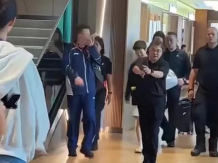 #孙颖莎 世界排名第一的孙颖莎,在WTT新加坡大满贯开赛前,是穿着拖鞋走进训练馆的,原因简单得让人心疼,新定制的比赛鞋,把她的脚磨破了。队医围着她的“小黄鞋”反复查看,最后只能贴上创可贴,暂时用拖鞋代替 (来源:其他平台)