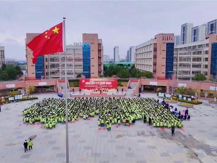 百日冲刺 为梦想而战 百日砺兵,锋芒今朝试;
同心逐梦,师生共前行!
每一句叮嘱,都是照亮前路的星;
每一次并肩,都是汇聚力量的光!
以汗水为墨,书写少年志气;
以笃行为笺,不负韶华流年!
百日不长,够拼尽全力一战;
梦想不远,终携手并肩登巅!
2026,我们一起为梦想冲!冲!冲!